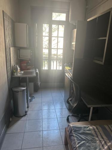Cette petite chambre dispose d'un bureau et d'une fenêtre. dans l'établissement Studio au cœur de Dijon, à Dijon