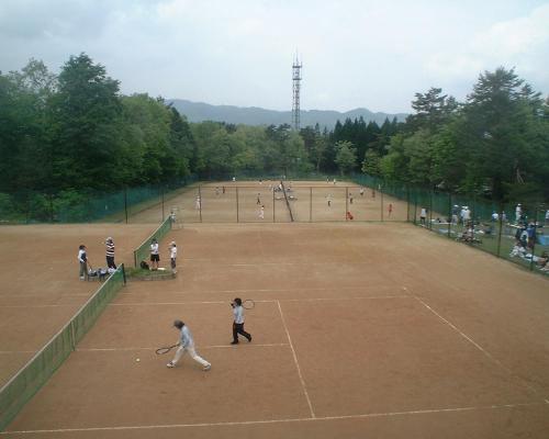 een groep mensen die tennissen op een tennisbaan bij Mizubaso in Gujo