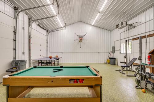 Biliár nebo kulečník v ubytování Game Room and Private Dock Minnesota Lake Escape