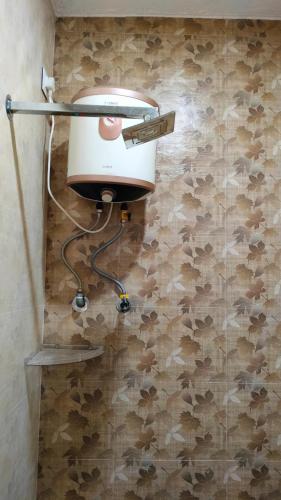 Un inodoro en un baño con una pared. en SRUSHTI The Peace Home, en Kolhapur