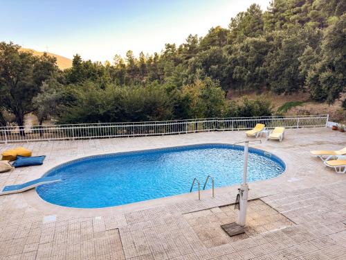 una grande piscina con sedie di Quinta dos Sinçais a Guarda