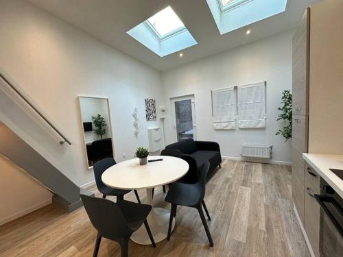 un salon avec une table et des chaises dans l'établissement Libergier- Maisonnette cathédrale, à Reims