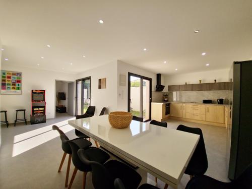 une cuisine et un salon avec une table et des chaises dans l'établissement Urban #150m2 #6Ch #Climatisation #Parking, à Vénissieux