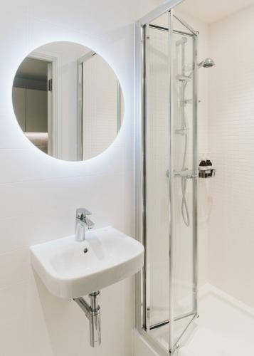 Un baño de Vertus Edit Canary Wharf