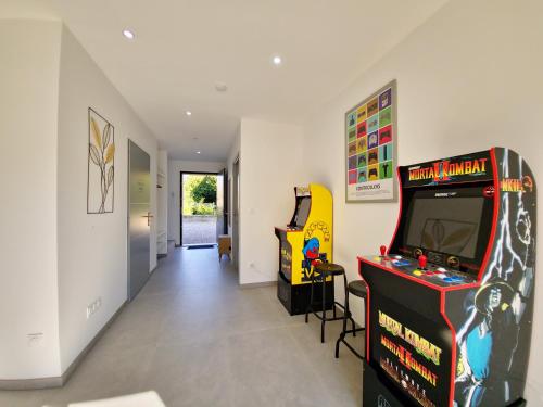 - un couloir avec deux jeux d'arcade dans une maison dans l'établissement Urban #150m2 #6Ch #Climatisation #Parking, à Vénissieux