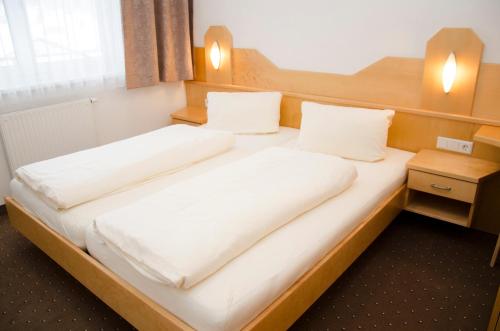 een slaapkamer met 2 bedden in een kamer bij Apart Antonia in Ischgl