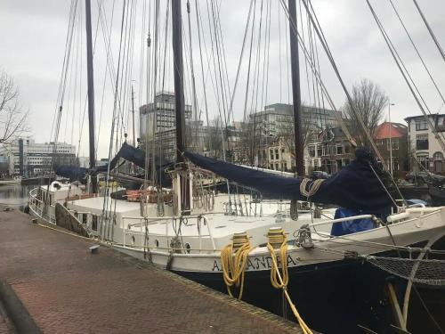 a sailboat docked at a dock in a harbor at Uniek verblijf op slaapschip (tot 20 personen) nabij het centrum van Leeuwarden in Leeuwarden