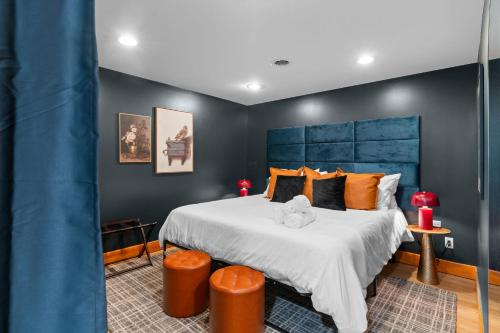 a bedroom with a large bed with a blue wall at Luxury Chalet, Firepit, Sauna, Pet Friendly, 5 mins to Windham Mtn resort in Windham