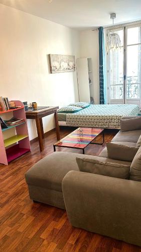 un salon avec un canapé et une table dans l'établissement FLC-Gd Studio 4p -CLIM- BOX extra 1 car St Charles, à Marseille
