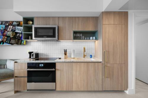 Ultimate Elegance Studio with Panoramic City Views photo 18