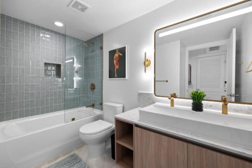 Ultimate Elegance Studio with Panoramic City Views photo 40