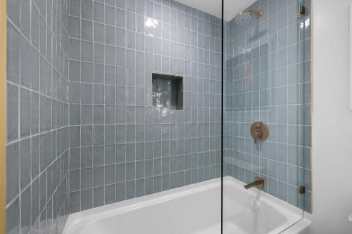 Ultimate Elegance Studio with Panoramic City Views photo 24