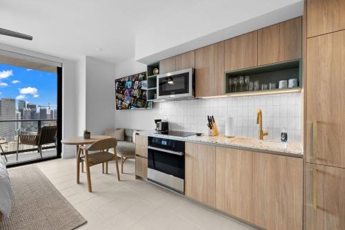 Ultimate Elegance Studio with Panoramic City Views photo 11