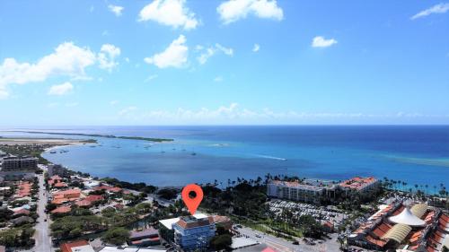 - une vue aérienne sur une plage avec un marqueur rouge dans l'établissement Bocobay Penthouse 4BR 4BA with Rooftop Pool, à Oranjestad
