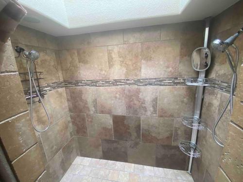 Bilik mandi di Spacious 3 BR with Pool Minutes Away from Lake