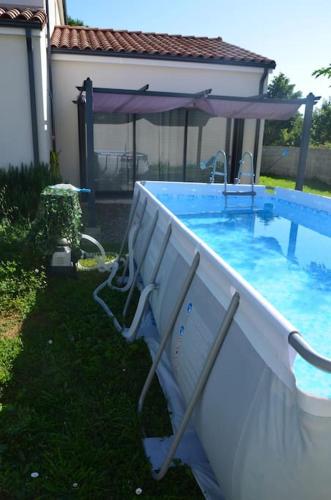 une piscine dans une cour à côté d'une maison dans l'établissement Maison Spacieuse Climatisée avec Jardin 2 PKG et Piscine, à Aucamville