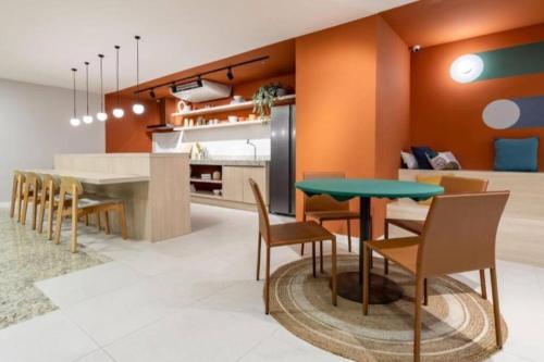 Una cocina y un comedor con mesa y sillas. en Flat Moderno no Coração do Rio, en Río de Janeiro