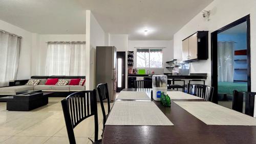 een keuken en woonkamer met een tafel en stoelen bij Casa independiente in Bahía de la Academia