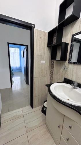 a bathroom with a sink and a mirror at Casa independiente in Bahía de la Academia