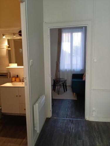 une porte ouverte sur une cuisine et un salon dans l'établissement Appartement au cœur de la Petite Cité de Caractère, à Sézanne