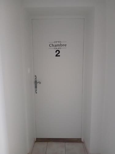 a white door with a sign that readschange at gîte appartement complet jusque 6 personnes in Cruis