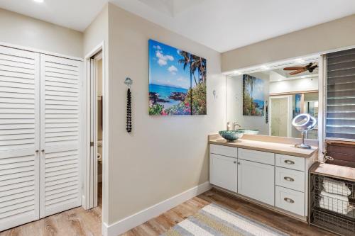 un baño con lavabo y espejo en Maui Kaanapali Villas 292, en Lahaina