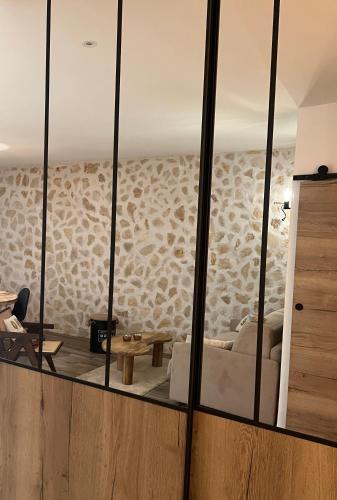 un salon avec un canapé et une table dans l'établissement Au coeur du vieil Antibes, à Antibes