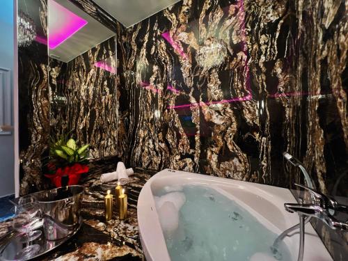 Ένα μπάνιο στο Mirror Suite Luxury