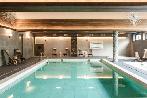 Bazén v ubytování ARIETES MARMONT Tiny Houses nebo v jeho okolí