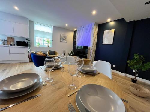 - une table à manger avec des assiettes et des verres à vin dans l'établissement Gambetta, à Malo-les-Bains