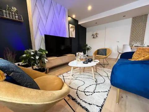 un salon avec un canapé et une télévision dans l'établissement Gambetta, à Malo-les-Bains