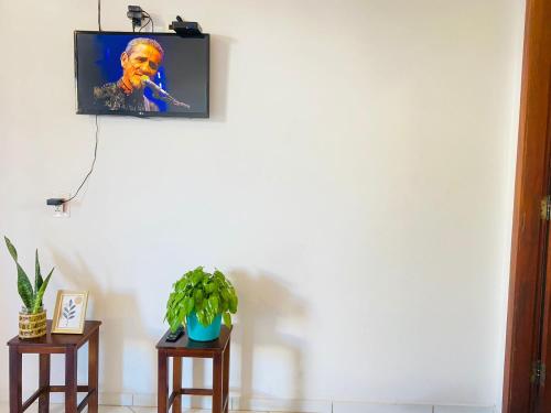 TV a/nebo společenská místnost v ubytování casa flamboyant- Apartamento com ar condicionado