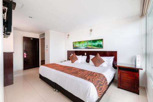 a bedroom with a large bed in a room at Hotel Parque 63 in Bogotá