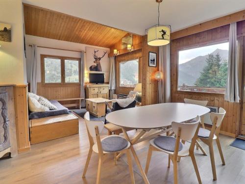 un salon avec une table et des chaises dans l'établissement Grand 3 pièces avec balcon sud, Méribel - FR-1-182-192, à Les Allues