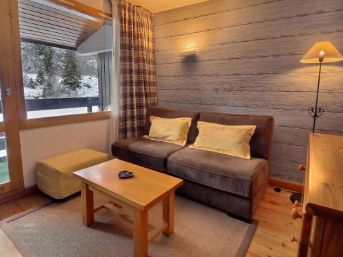 Charmant studio mezzanine skis aux pieds à Méribel, balcon, Wi-Fi, non fumeur - FR-1-182-234