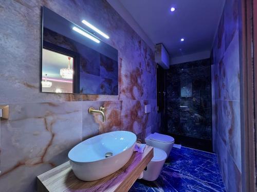 Ένα μπάνιο στο Mirror Suite Luxury