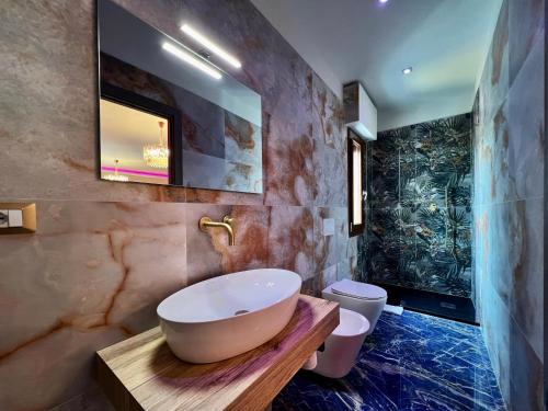Ένα μπάνιο στο Mirror Suite Luxury