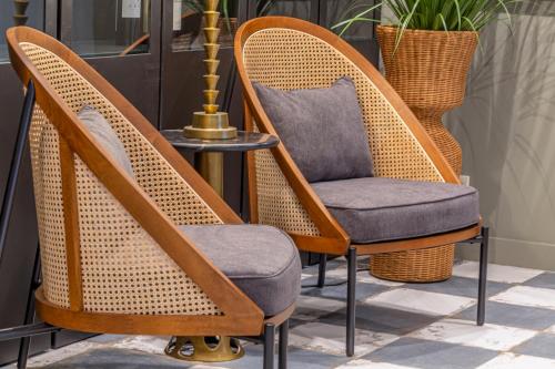 two wicker chairs sitting next to a table at Arrábida Guest House in Setúbal