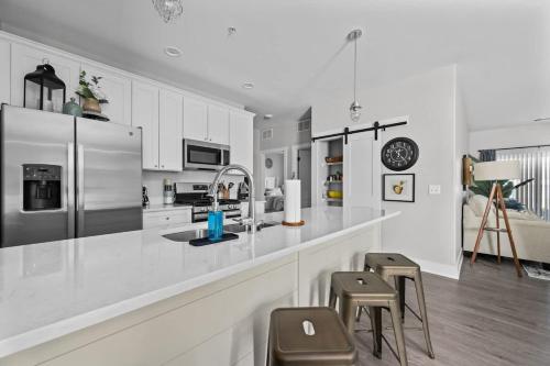 Кухня или мини-кухня в Brand New 2 Bedroom Condo
