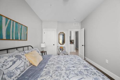 Кровать или кровати в номере Brand New 2 Bedroom Condo