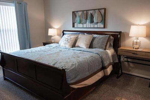 Ένα ή περισσότερα κρεβάτια σε δωμάτιο στο New 2 Bed with Office in Loves Park