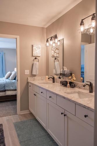Ένα ή περισσότερα κρεβάτια σε δωμάτιο στο New 2 Bed with Office in Loves Park