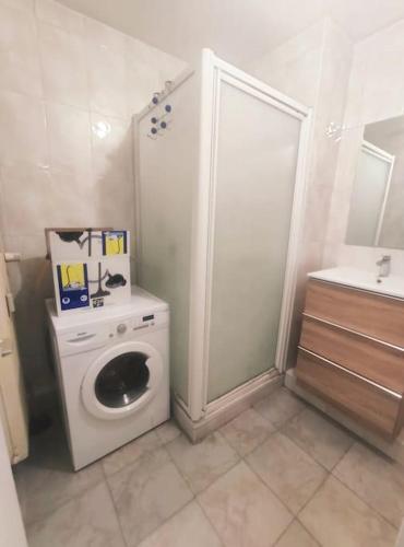 une salle de bain avec une machine à laver et un lave-linge dans l'établissement F2 collé Bale Basel poste frontiere et tramway Novartis, à Saint-Louis