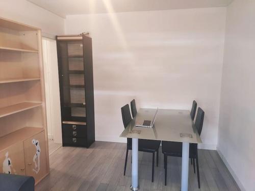 Cette chambre comprend un bureau avec un ordinateur portable et des chaises. dans l'établissement F2 collé Bale Basel poste frontiere et tramway Novartis, à Saint-Louis