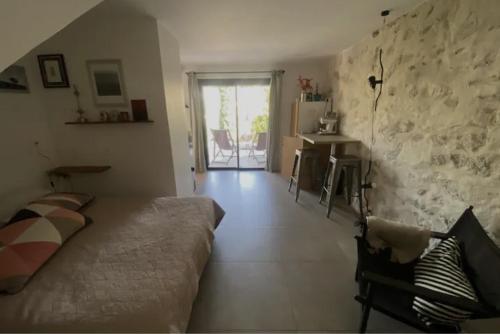 une chambre avec un lit, une table et un bureau dans l'établissement Charmant Studio avec terrasse, proche plage et ville, à Marseille