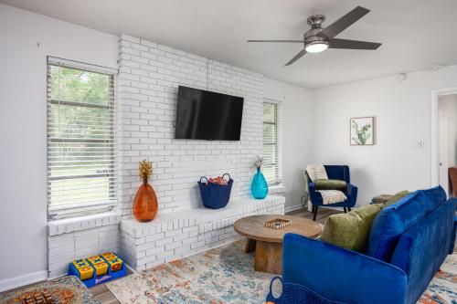 Televisyen dan/atau pusat hiburan di Vibrant 4bd with Games & Backyard - 5 Mins to UF