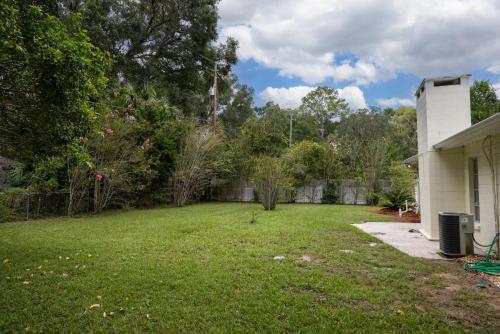 Taman di luar Vibrant 4bd with Games & Backyard - 5 Mins to UF