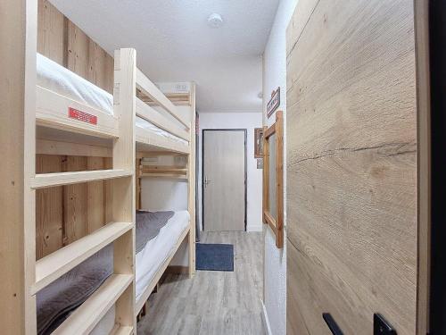 Cette chambre comprend 2 lits superposés et un couloir. dans l'établissement Studio rénové, 6 pers · Pieds des pistes · Balcon sud - FR-1-275-204, à La Rosière