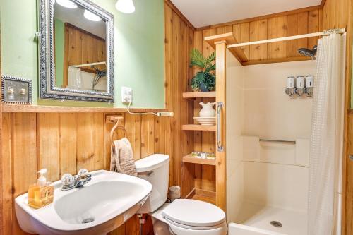 Ένα μπάνιο στο Country Escape Log Cabin Near Kentucky Lake!