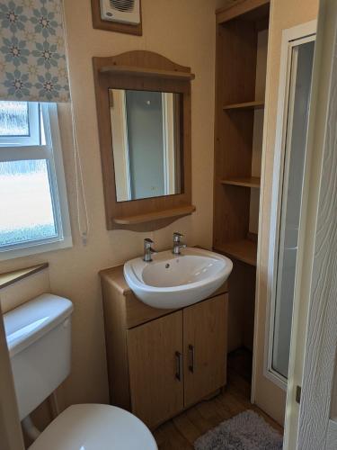 Ένα μπάνιο στο Golden anchor chapel st leonards 3 bed caravan